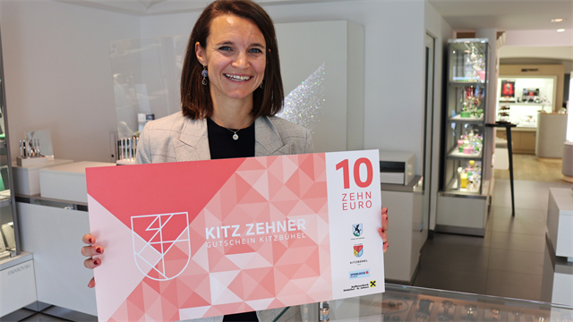 Johanna Oberdorfer vom Verein WIRtschaft Kitzbühel unterstützt, wie rund 150 Betriebe in Kitzbühel, den „Kitz-Zehner“ Einkaufsgutschein.
